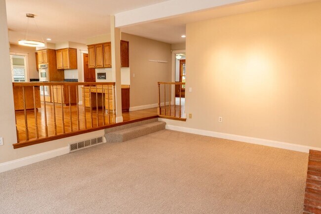 Building Photo - 3Bd/3Ba Bellevue House
