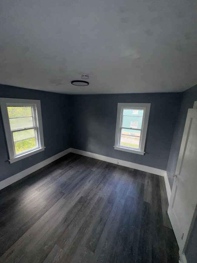 Building Photo - Charming 3-Bedroom Property in Prime Location (SECTION 8 VOUCHERS ACCEPTED)