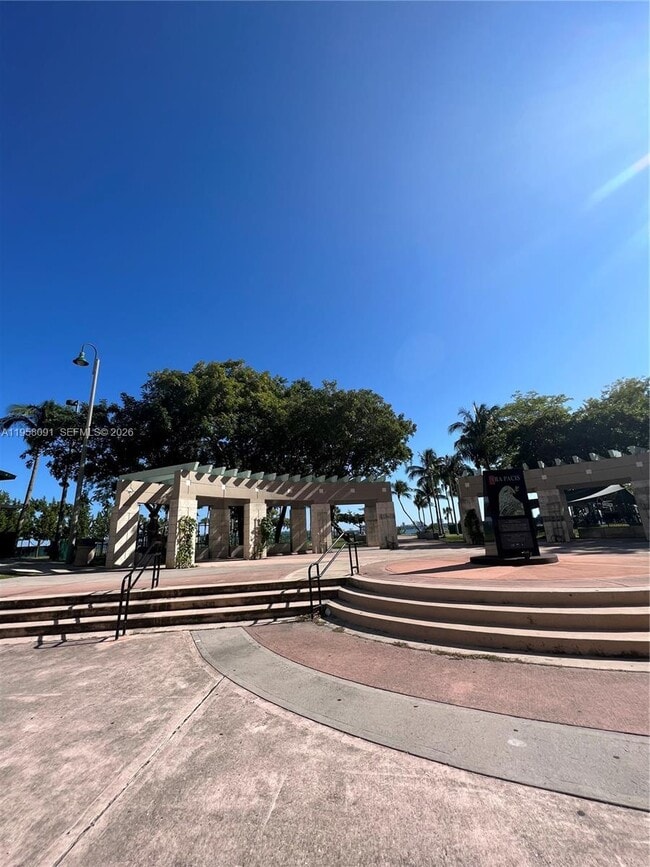 Building Photo - 1900 N Bayshore Dr