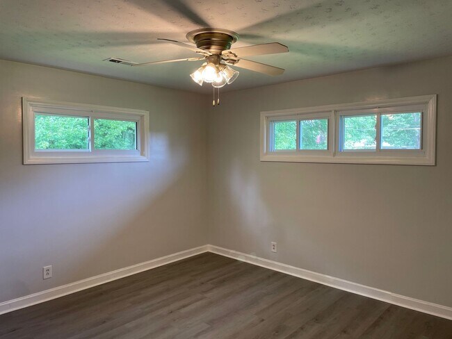 Building Photo - 3 BED, 2 BATH HOME LOCATED IN GREENSBORO