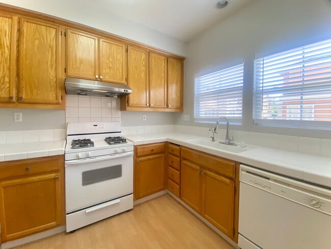 Building Photo - 2-Bedroom + Loft Condo for rent! Downtown ...