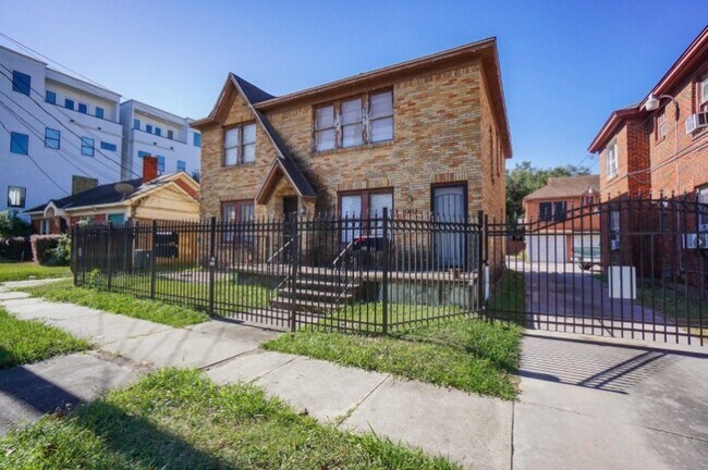 Building Photo - 4320-4322 Jack St