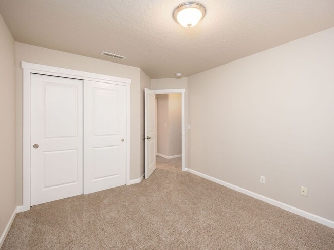 Building Photo - Charming River District Rancher | Double Vanity Suite | Walk to Orchard Park