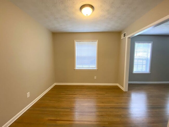 Building Photo - Large 3 bed, 2 bath home near Raines and I...
