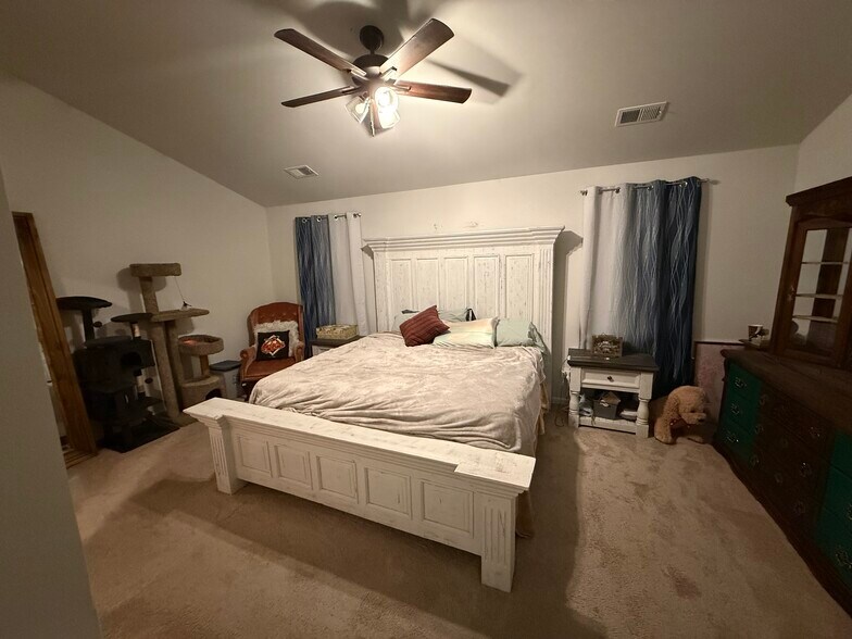 Master bedroom - 141 Rosefield Ct