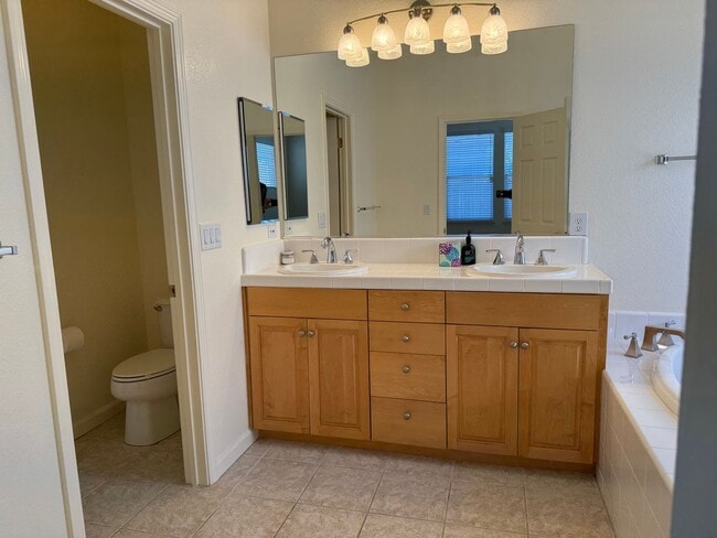 Building Photo - 877 Emerald Hills Cir