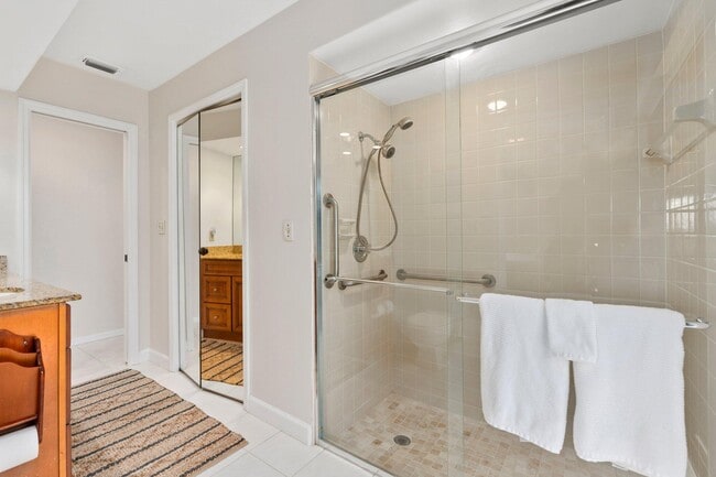 Building Photo - 130 Queen Catherina Ct