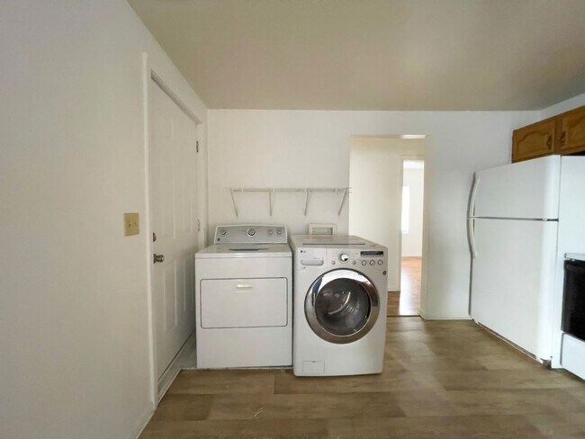 Building Photo - 114 E 8th St