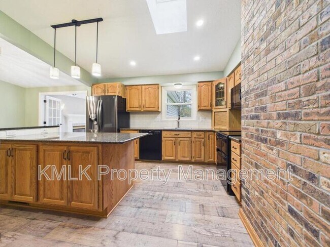 Building Photo - 874 Pleasant St