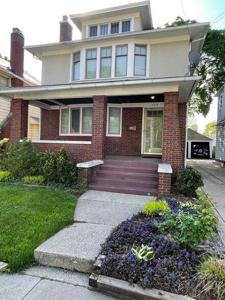 Building Photo - 704 Lovett Ave SE