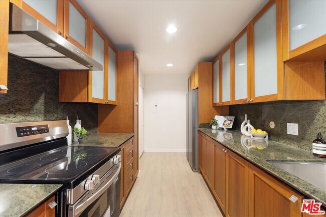 Building Photo - 429 N Oakhurst Dr