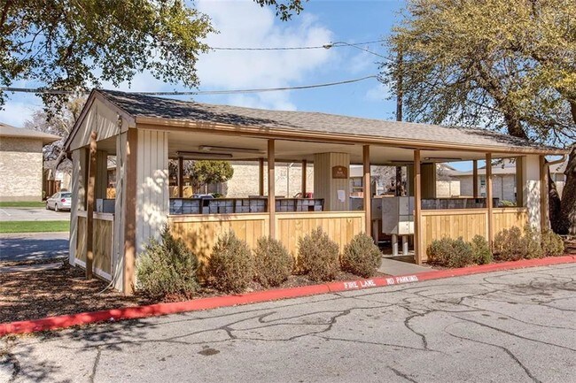 Building Photo - 2704 S Cockrell Hill Rd