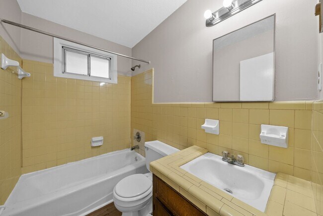 Building Photo - 110 Tandy Dr