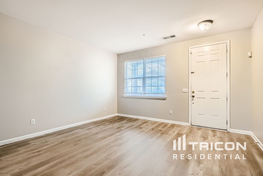 Building Photo - 383 Roseglen Dr NW