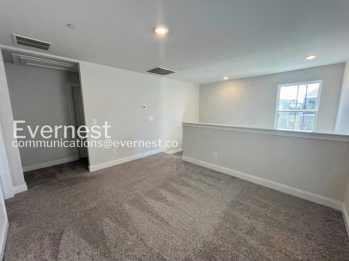 Building Photo - 204 Douglas Bend Rd