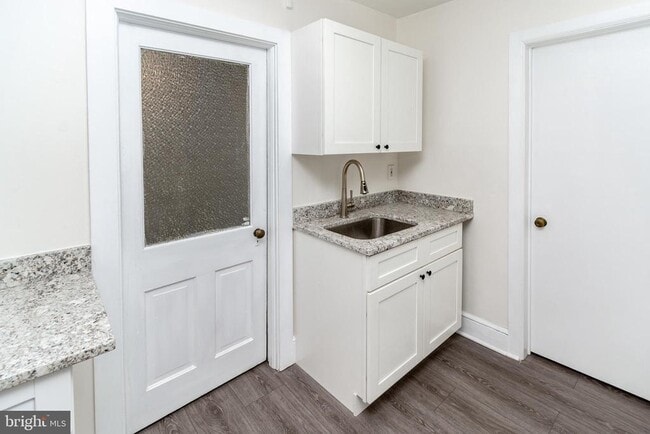 Building Photo - 24 Bank St