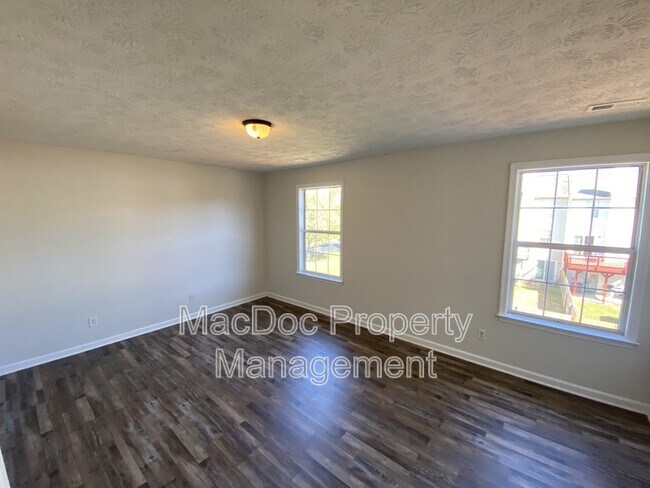 Building Photo - 105 Raquel Ct