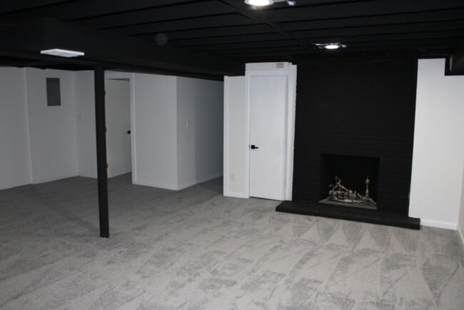 Building Photo - MOVE IN SPECIAL! - Spacious 4 bedroom and 2 bath with a very beautiful sun room in Kansas City MO