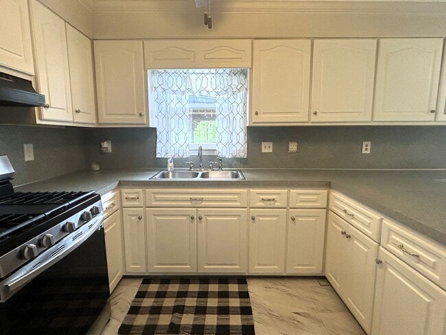 Building Photo - Charming Split-Level Home with Spacious Yard & Modern Updates – Ideal Location!