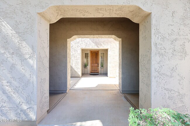 Building Photo - 9121 W Plum Rd