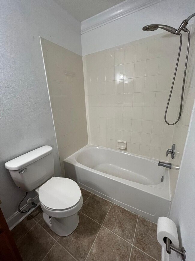 Building Photo - 410 Tradition Ln
