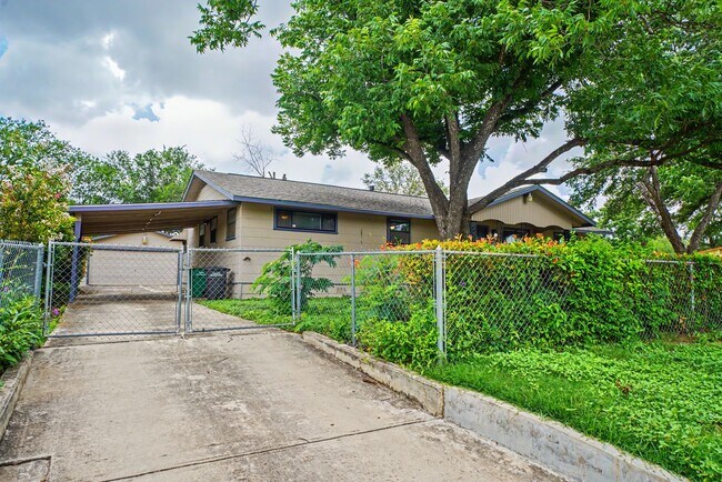 Building Photo - Classic Northeast San Antonio Gem with Two Living Areas - Realtor Commission: $500