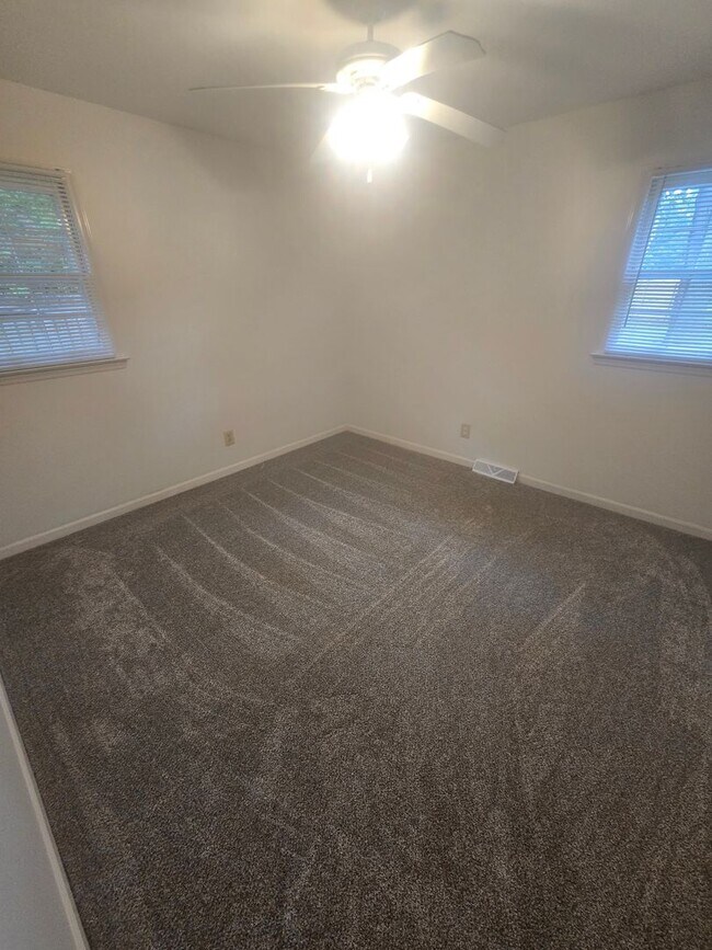 Building Photo - Lindley Park Rental!