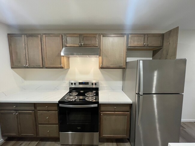Building Photo - beautiful top-floor 1 bedroom and 1 bathro...