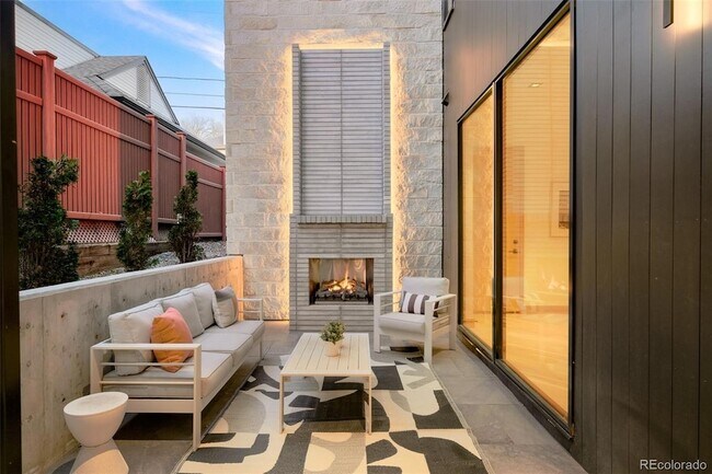 Building Photo - 332 Steele St