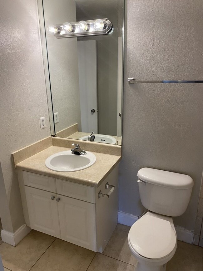 Building Photo - 2 bedroom 2 bathroom