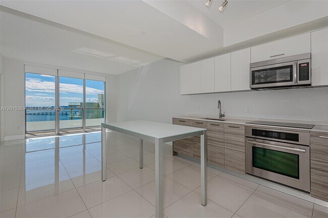 Building Photo - 1300 Brickell Bay Dr