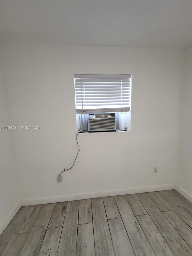 Building Photo - 1998 NE 135th St