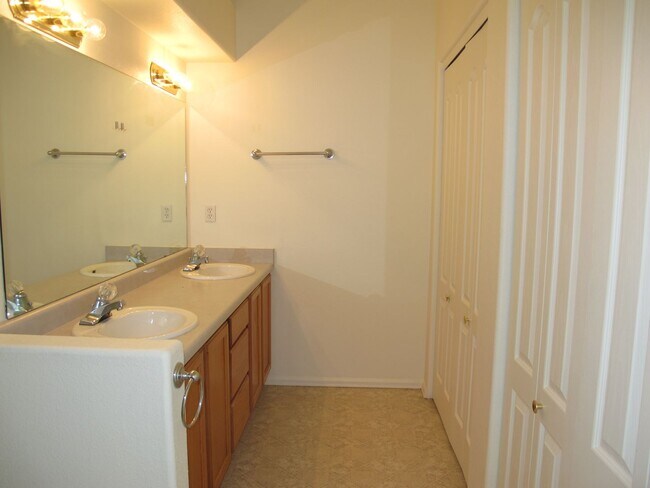 Building Photo - 2479 Wellington Ct