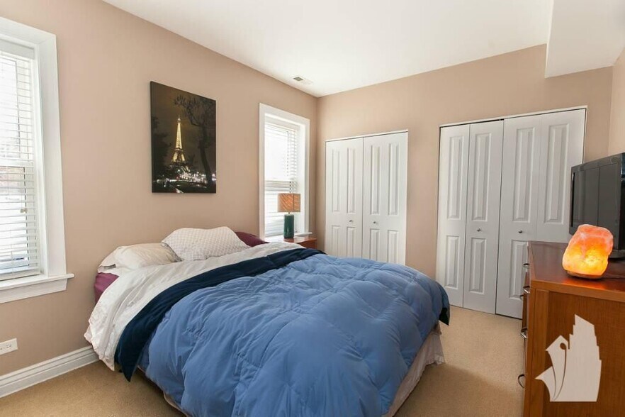 Building Photo - 4863 N Hermitage Ave