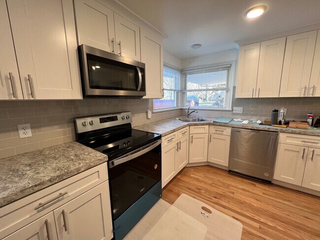 Building Photo - 3 Bedroom 3 Bath House Rental with Basemen...
