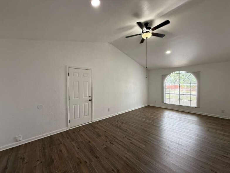 Building Photo - 6011 Hidden Rose