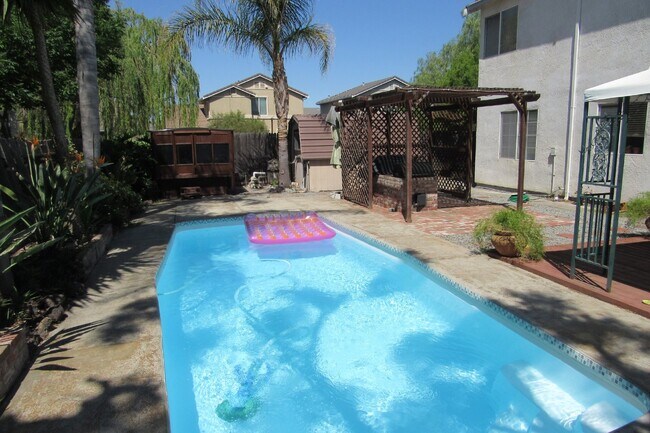 Building Photo - Beautiful 4 Bed/3 Bath Tracy Home with Pool and Fresh Paint