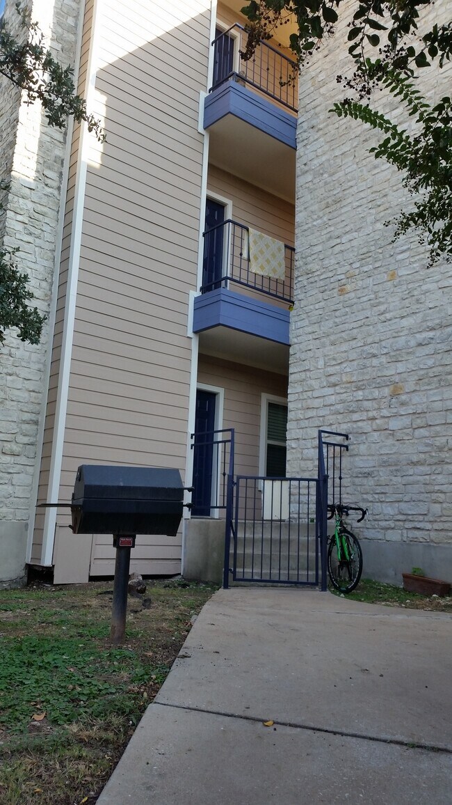 Building Photo - 2414 Longview St