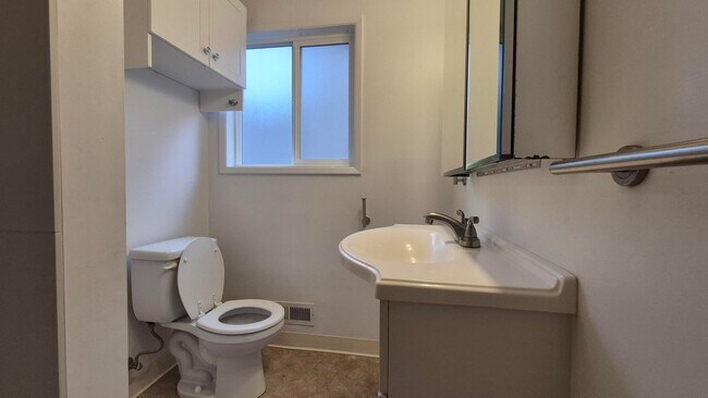 Building Photo - Amazing 2 Bedroom 1 Bath with View in NW P...