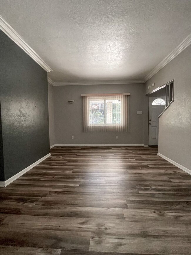 Building Photo - 2 Bedroom 1 bath w/laundry and yard