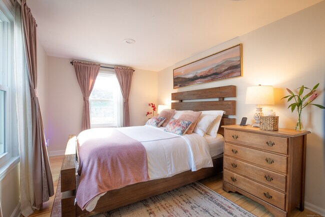 Building Photo - 29 Quintard Terrace