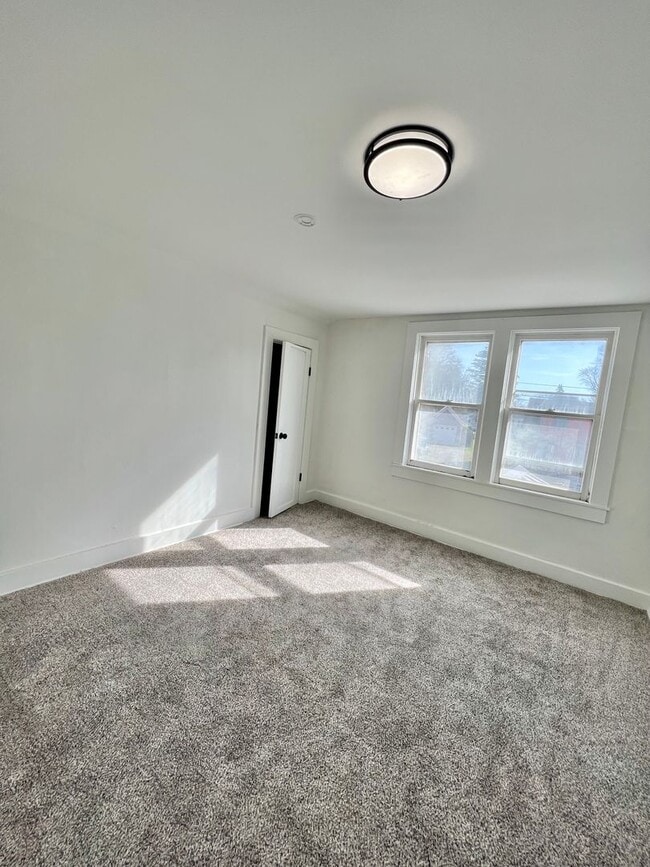 Building Photo - 4 Bedroom House in New Haven