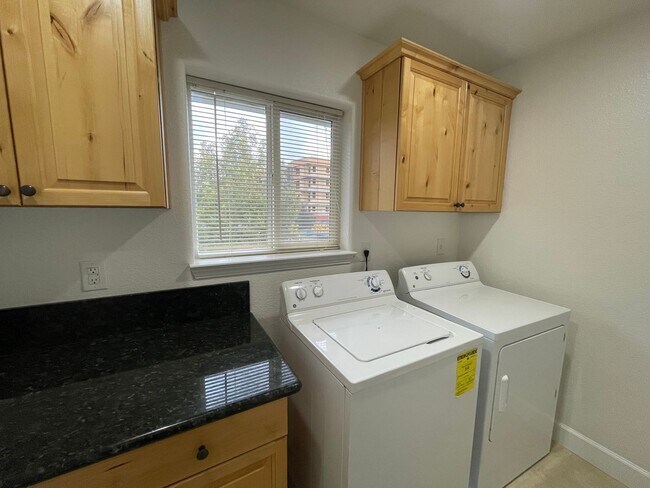 Building Photo - 3 Bedroom / 3 Bathroom in North Reno Near UNR