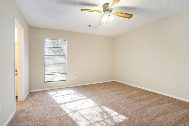 Building Photo - 3 Bedroom 2 Bath Home