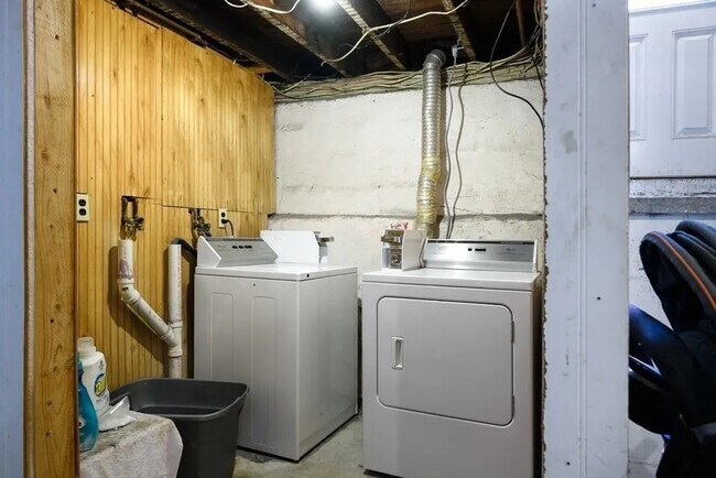 Building Photo - 465 Windsor St