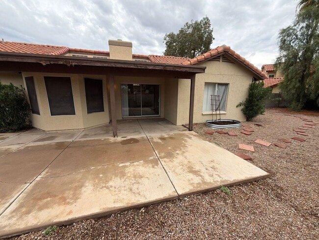 Building Photo - 837 N Oak Ct