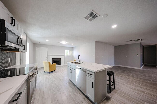 Building Photo - 11207 S Iroquois Dr