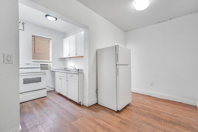 Building Photo - 1554 SW 5th St