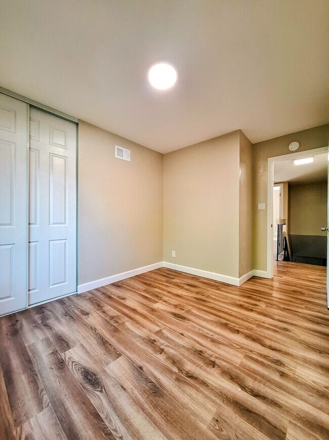 Building Photo - Beautiful & Spacious 3bd Townhouse w/Detached Garage