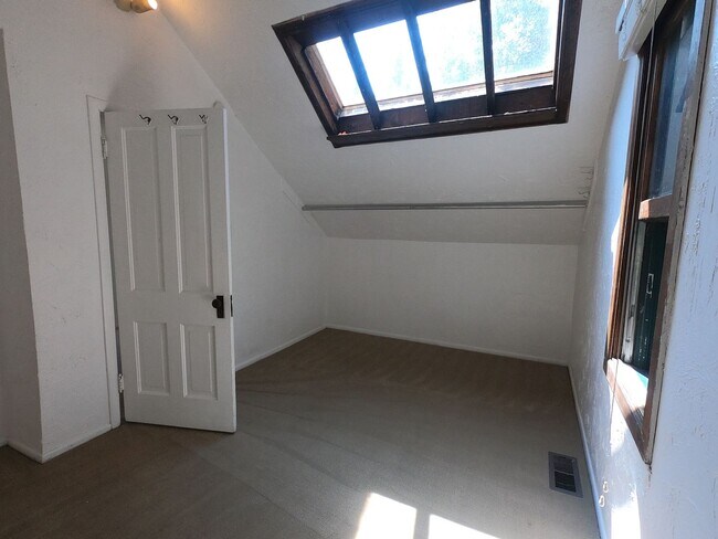 Building Photo - 3 Bedroom on West Side of The Hill